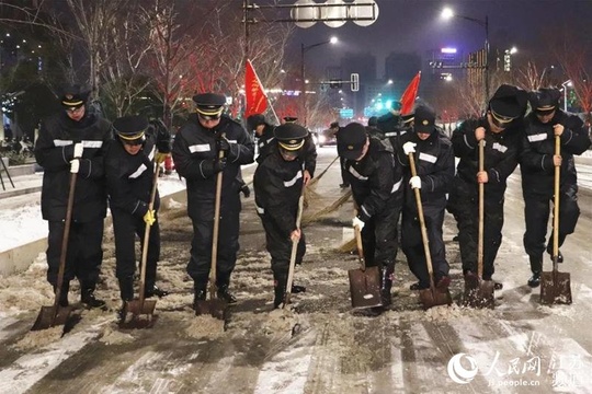 南京江北新区7700余人扫雪除冰 保障出行安全 第1页