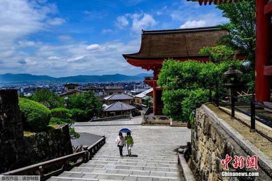 日本多个城市解除紧急状态 世界文化遗产清水寺迎来游客 第1页