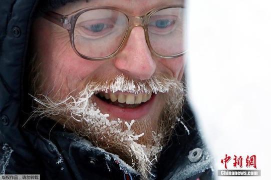 俄罗斯交警零下29度气温下创作雪雕 睫毛胡子全结冰 第1页