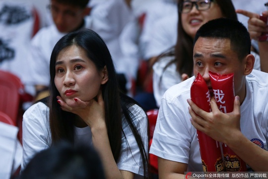 总决赛G4:场边美女成赛场靓丽风景线(12) 第12页