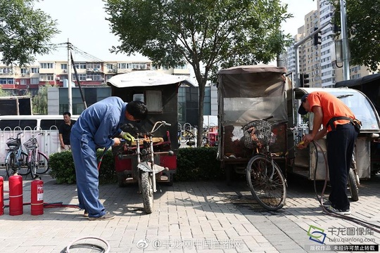 北京大红门街道集中销毁黑摩的(2) 第2页