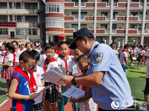 开学第一课:龙岩火车站民警进校园宣讲铁路安全(3) 第3页