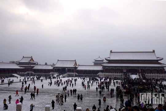 北京迎今冬初雪 游客扎堆游览挤爆雪后故宫 第1页