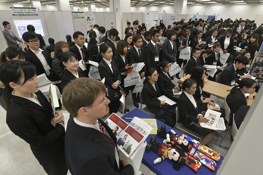日本迎毕业求职季 众多外国留学生参加求职活动 第1页