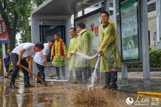 歙县:洪水退去 加快清淤(3) 第3页