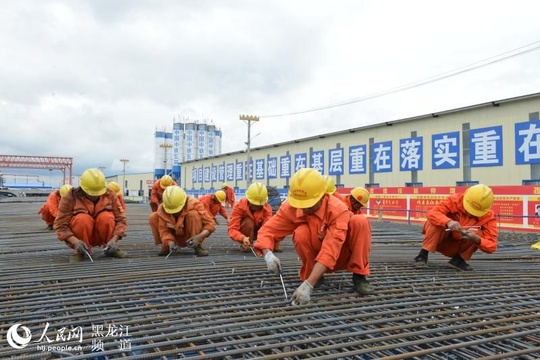 千余名员工坚守牡佳铁路项目施工第一线 第1页