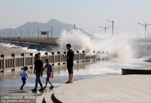 江苏连云港:台风“塔巴”来袭 海滨掀巨浪 第1页