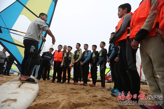 100多名市民椰城扬帆逐浪 体验全民帆船帆板 第1页