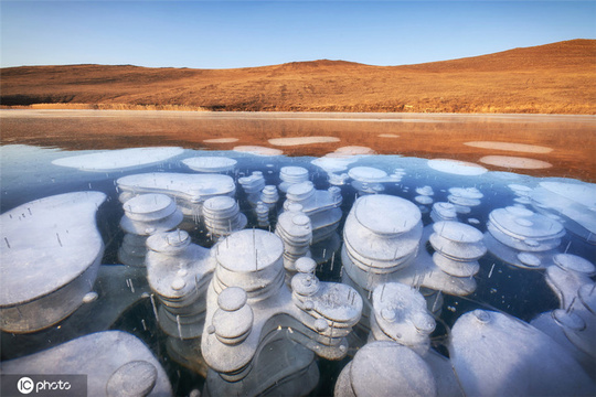 冻出来的美丽!摄影师抓拍贝加尔湖 “气泡冰”奇景 第1页