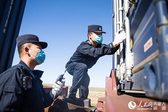 内蒙古二连边检站助力中欧班列跑出“加速度”提前100天突破1300列(3) 第3页