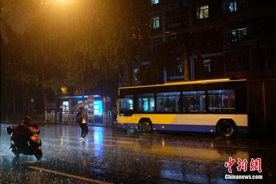 北京迎大雨 民众冒雨出行(3) 第3页