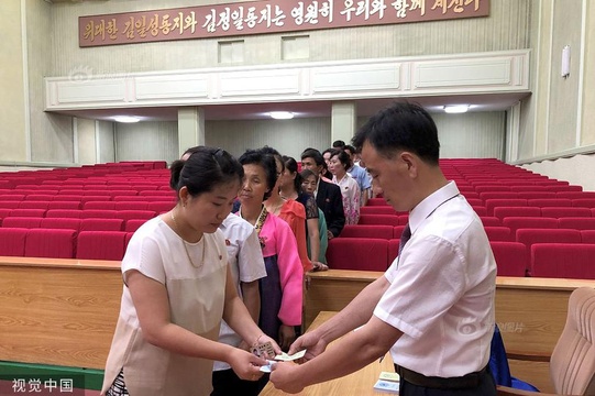 朝鲜民众排队投票选举 第1页