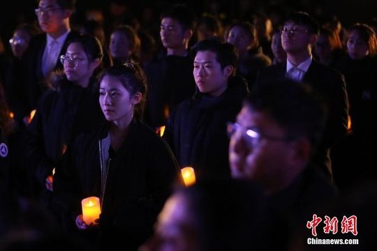 南京举行“烛光祭·国际和平集会”告慰逝者祈愿和平(2) 第2页