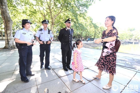 中意警方联合巡逻 意大利警察亮相杭州(8) 第8页