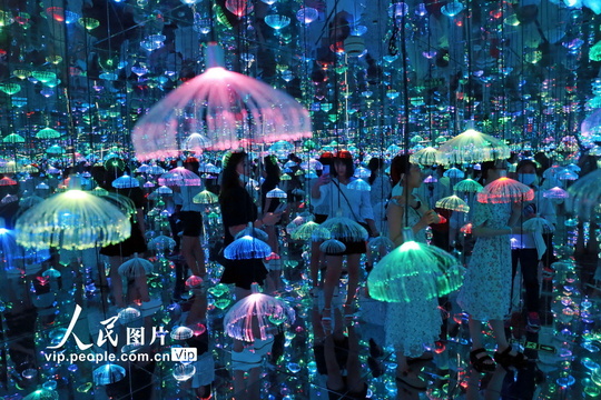 上海:星空艺术馆镜像视效 游客感受“科幻宇宙”(3) 第3页