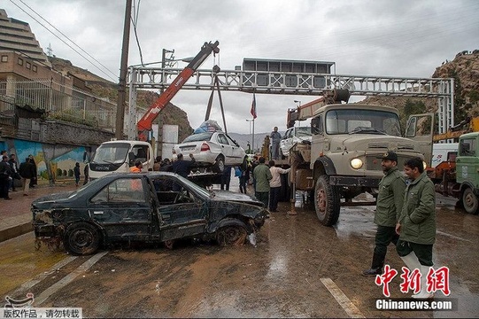 伊朗洪灾致数十死伤 轿车被冲&quot;倒立&quot;(4) 第4页