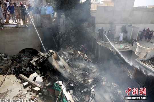 直击巴基斯坦坠机救援现场 遍地残骸机上无人生还 第1页