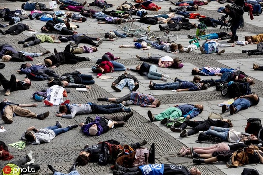 德国民众“躺尸”抗议气候变化 呼吁政府采取行动减排 第1页