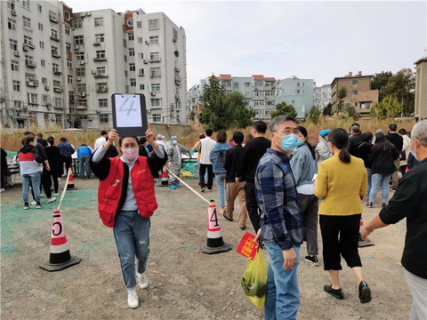 全力以赴、日夜奋战,直击青岛市市北区四方街道全员核酸检测现场(4) 第4页