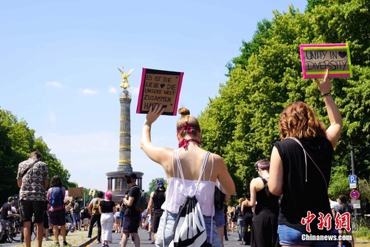 德国柏林再现反种族主义示威 第1页