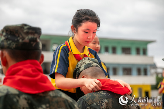 复学第一课:我向人民子弟兵敬个礼 第1页