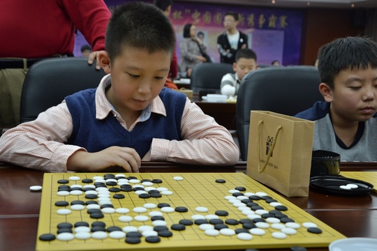 高清-博思软件杯新秀赛指导棋举行 小棋手认真思考(5) 第5页