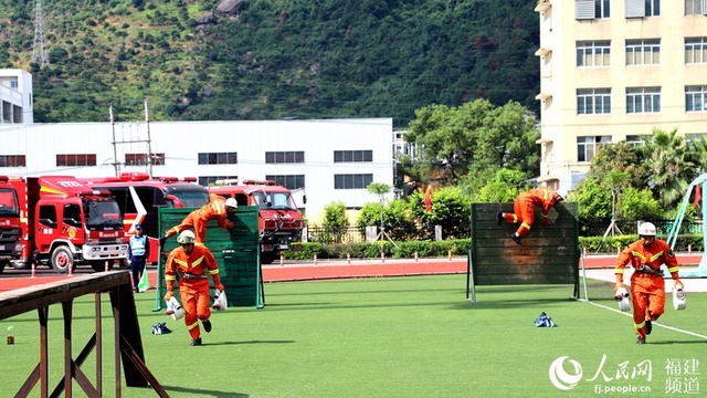 福建消防成立综合应急救援机动支队 首次三地同步举行大型综合救援演习(4) 第4页