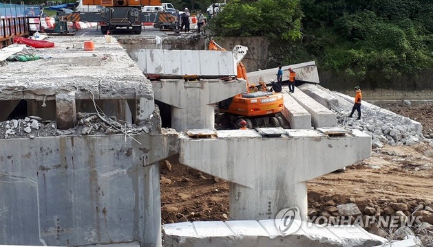 韩国旧桥拆除过程发生倒塌事故致1死4伤 第1页