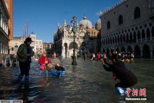 威尼斯80%被淹进入&quot;紧急状态&quot; 民众水中自拍(2) 第2页