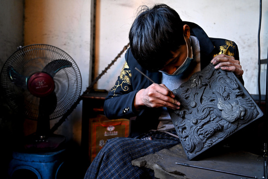 图片故事:贵州23岁小伙传承4千年思州石砚技艺 4年手工打200块砚台(8) 第8页