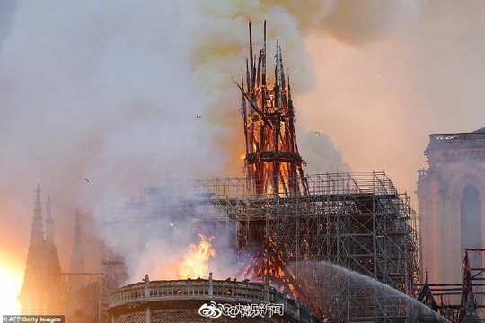 巴黎圣母院起火 巨大烟雾飘向天空 第1页