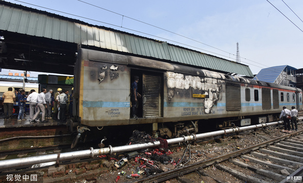 印度一火车车厢起火 车身被烧毁 第1页