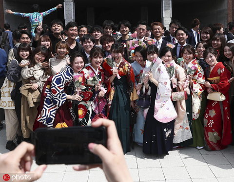 日本大学举行毕业仪式 女生穿和服出席美丽亮眼 第1页
