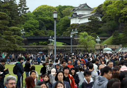 日本天皇退位仪式举行 民众聚集围观拍照 第1页