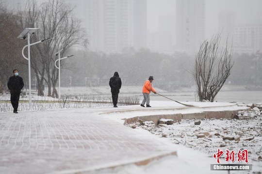 兰州市民雪中放风筝(4) 第4页