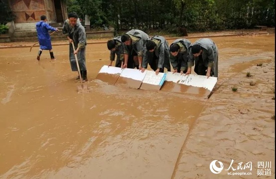 四川多地遭受暴雨袭击 700余名官兵和民兵奋战抗洪一线(2) 第2页