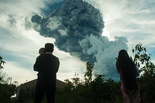 印尼锡纳山火山喷发 火山灰冲向天际(3) 第3页