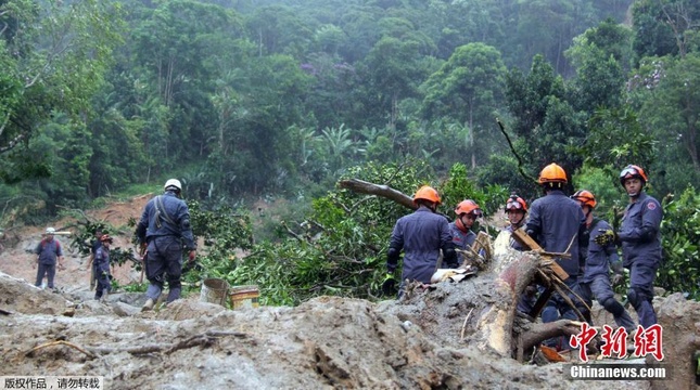 巴西暴雨引发泥石流 救援人员徒手搜救 第1页