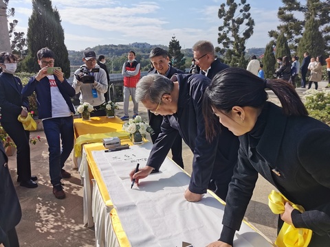 高清-纪念吴清源诞辰106周年 棋魂剧组代表献花(3) 第3页