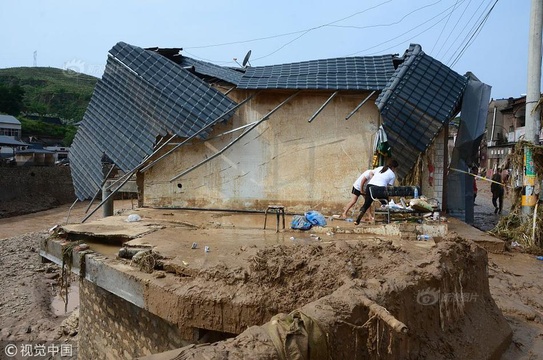 陕西榆林绥德县遭遇暴雨袭击 店铺被洪水卷走 第1页