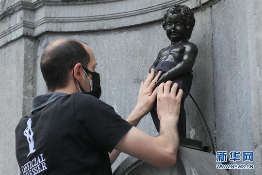 比利时布鲁塞尔“小尿童”着装纪念法国国庆日(2) 第2页