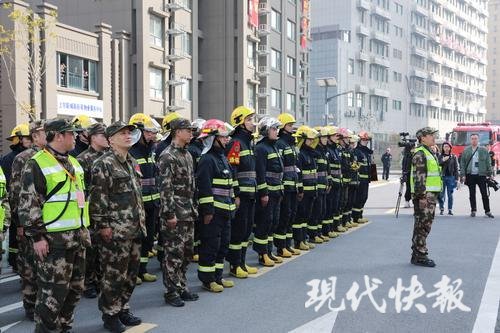 负重50斤爬28楼!南京消防员仅用1分55秒 第1页