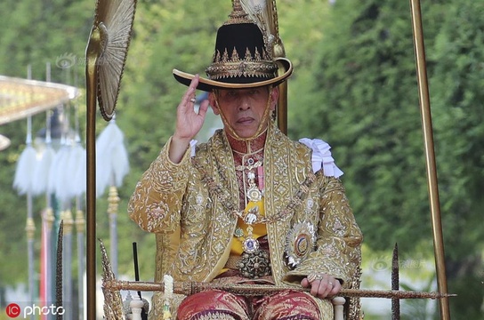 泰国国王乘轿子巡游曼谷 接受民众朝拜(2) 第2页