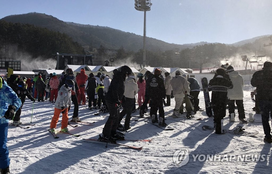 韩国滑雪场营业在即 “寒冬白雪,好久不见!”【组图】 第1页