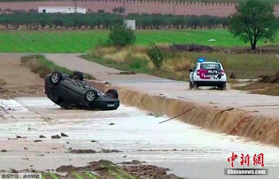 西班牙洪水肆掠 道路遭淹轿车被冲翻 第1页
