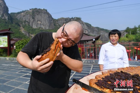 湖南平江制巨型辣条月饼迎中秋(3) 第3页