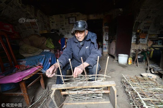 郑州:90岁老人为不拖累儿女独居深山窑洞 冬天取暖靠上山砍柴(8) 第8页