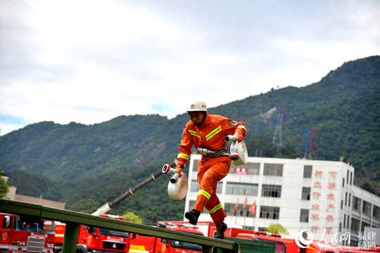 福建消防成立综合应急救援机动支队 首次三地同步举行大型综合救援演习(10) 第10页