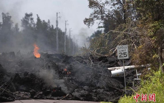 夏威夷火山喷发 滚烫熔岩涌上公路(4) 第4页