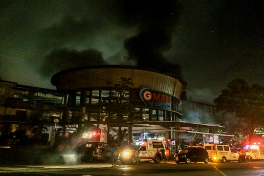 菲律宾南部发生6.3级地震 当地一商场震后起火(2) 第2页